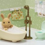 Sylvanian Families Sunny Rabbit Girl's Bath Time Set / ซิลวาเนียน แฟมิลี่ ชุดห้องอาบน้ำของ ซันนี่แรบบิท (EBS)